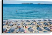 WallClassics - Canvas  - Rieten Parasols met Ligbedjes op het Strand - 90x60 cm Foto op Canvas Schilderij (Wanddecoratie op Canvas)