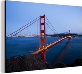 Wanddecoratie Metaal - Aluminium Schilderij Industrieel - Golden Gate Bridge verlicht in de avond - 30x20 cm - Dibond - Foto op aluminium - Industriële muurdecoratie - Voor de woonkamer/slaapkamer