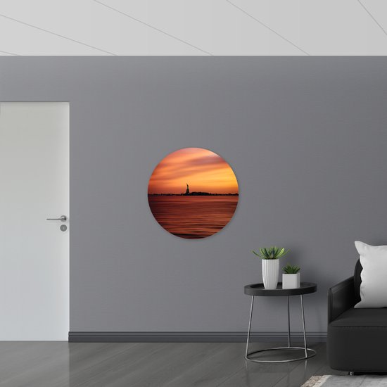 WallClassics - Plaque de mousse PVC Wall Circle - Oranje Sky over Statue of Liberty in New York - 80x80 cm Photo sur Wall Circle (avec système d'accrochage)