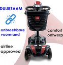 Zwarte scootmobiel met rode accenten, een mandje en een zwarte stoel. Tekst 'DUURZAAM', 'onbreekbare voormand', 'airline approved'.