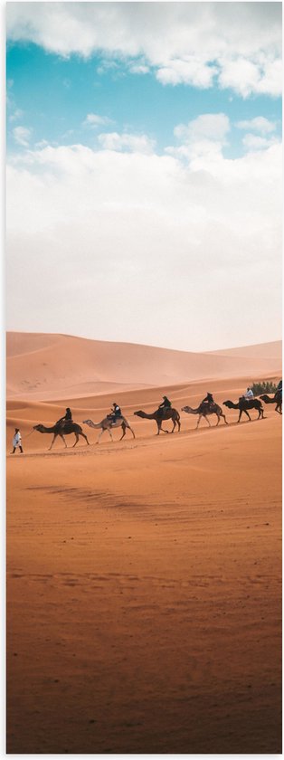 WallClassics - Poster Glanzend – Rij Kamelen in Woestijn - 20x60 cm Foto op Posterpapier met Glanzende Afwerking