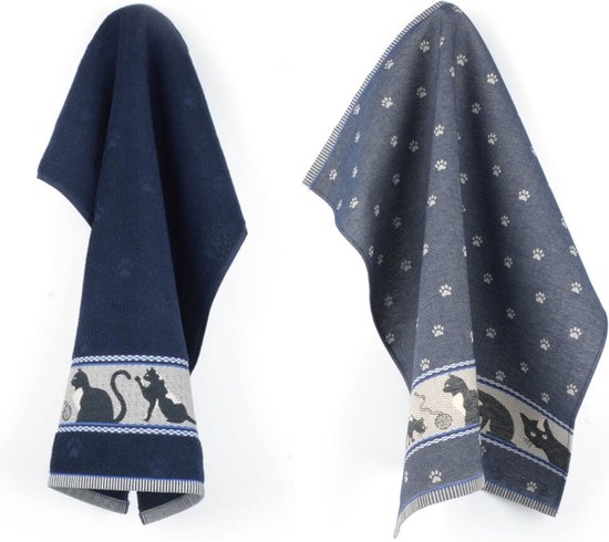 Donkerblauwe en blauwgrijze theedoeken met kattenprint en pootjes, hangend.