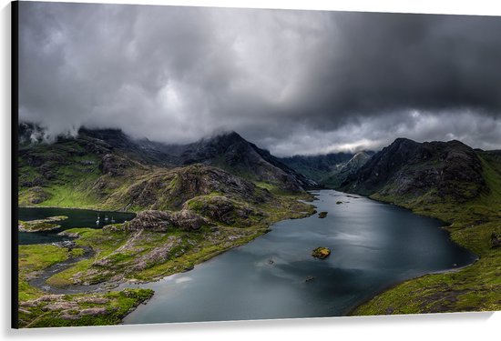 WallClassics - Canvas  - Donkere Wolken boven Rivier - 150x100 cm Foto op Canvas Schilderij (Wanddecoratie op Canvas)