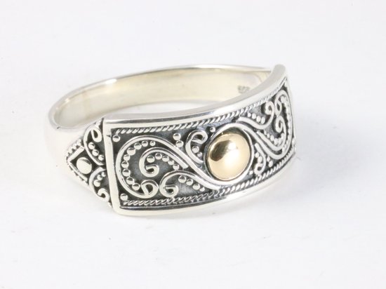 Traditionele bewerkte zilveren ring met 18k gouden decoratie