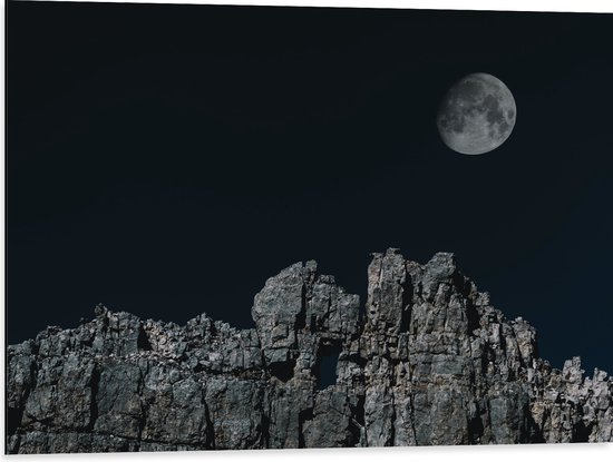 WallClassics - Dibond - Bijna Volle Maan boven Grijze Rotsen - 80x60 cm Foto op Aluminium (Wanddecoratie van metaal)