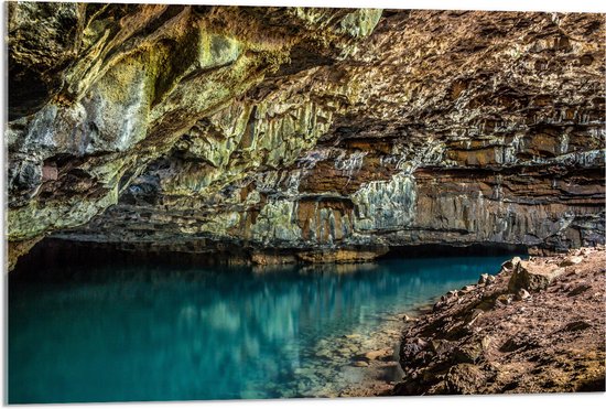 WallClassics - Acrylglas - Helder Blauw Water onder Rotsen - 90x60 cm Foto op Acrylglas (Wanddecoratie op Acrylaat)