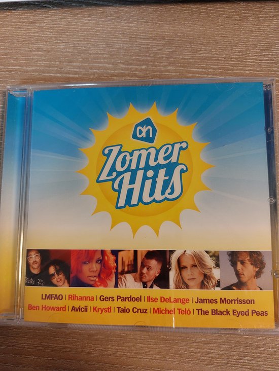CD-hoes met 'Zomer Hits' logo en foto's van artiesten: LMFAO, Rihanna, Gers Pardoel, Ilse DeLange, James Morrison, Ben Howard, Avicii, Krystl, Taio Cruz, Michel Teló, The Black Eyed Peas.
