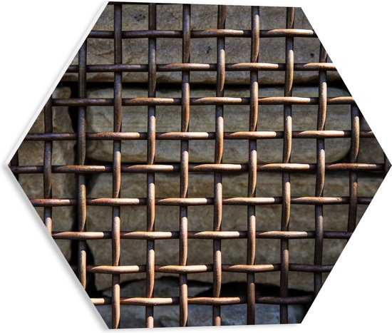 WallClassics - PVC Schuimplaat Hexagon  - Verroest Hek tegen Stenen - 40x34.8 cm Foto op Hexagon (Met Ophangsysteem)
