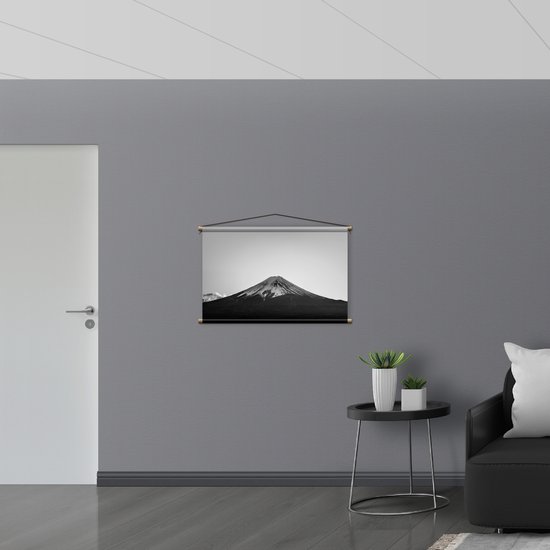 WallClassics - Textielposter - Berg met Sneeuwtop (zwart/wit) - 90x60 cm Foto op Textiel