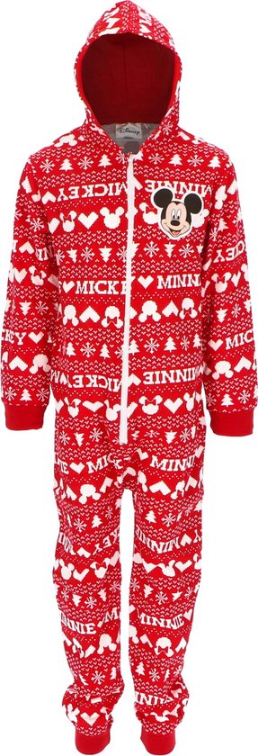Rode onesie met Mickey en Minnie Mouse print. Kerstthema met sneeuwvlokken, kerstbomen en de tekst "MICKEY" en "MINNIE".