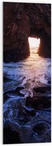 WallClassics - Acrylglas - Zonnestralen door Grot in de Zee - 40x120 cm Foto op Acrylglas (Wanddecoratie op Acrylaat)