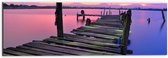 WallClassics - Dibond - Steiger aan het Water met Paarse Lucht - 60x20 cm Foto op Aluminium (Wanddecoratie van metaal)