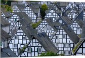 WallClassics - Dibond - Toppen van Kleine Huisjes in het Bruin-Wit - 120x80 cm Foto op Aluminium (Wanddecoratie van metaal)