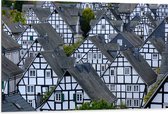 WallClassics - Dibond - Toppen van Kleine Huisjes in het Bruin-Wit - 105x70 cm Foto op Aluminium (Wanddecoratie van metaal)