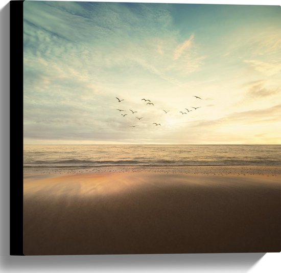 WallClassics - Canvas  - Vogels vliegend over de Zee en het Strand - 40x40 cm Foto op Canvas Schilderij (Wanddecoratie op Canvas)