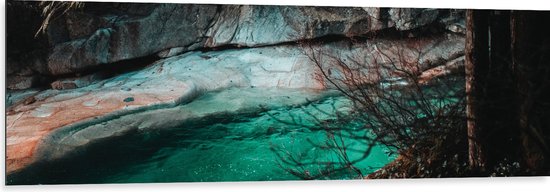 WallClassics - Dibond - Groen Water Langs de Rotswand - 150x50 cm Foto op Aluminium (Wanddecoratie van metaal)