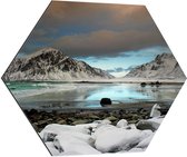 WallClassics - Dibond Hexagon - Besneeuwde Bergen bij Meertje - 80x69.6 cm Foto op Hexagon (Met Ophangsysteem)