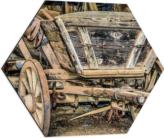 WallClassics - Dibond Hexagon - Houten Wagen op de Boerderij - 60x52.2 cm Foto op Hexagon (Met Ophangsysteem)