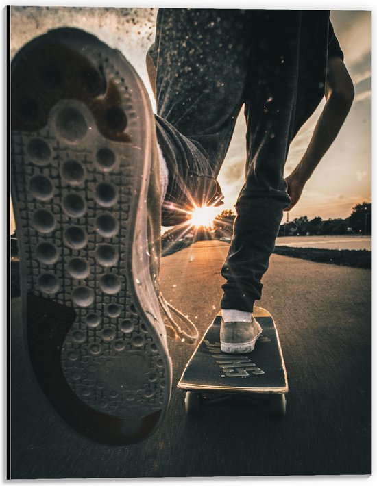 WallClassics - Dibond - Skater op Asfaltweg - 30x40 cm Foto op Aluminium (Met Ophangsysteem)