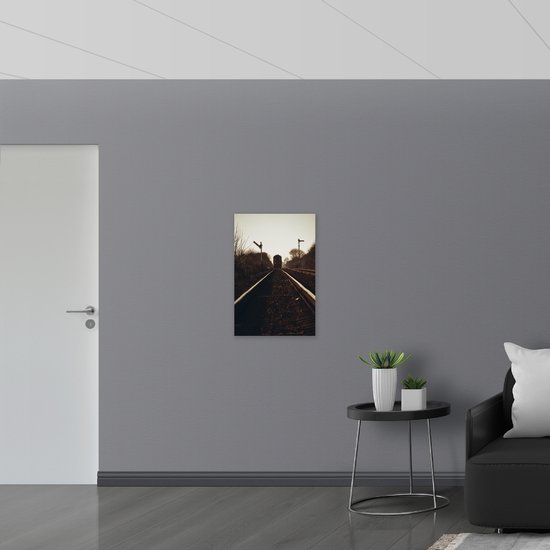 WallClassics - Glossy Poster - Upcoming Train on Rails - 50x75 cm Photo sur Papier Poster avec Finition Brillante