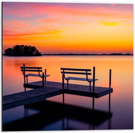 WallClassics - Dibond - Bankjes op Vlonder bij Prachtige Zonsondergang - 50x50 cm Foto op Aluminium (Met Ophangsysteem)