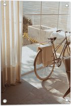 WallClassics - Tuinposter – Fiets geparkeerd in Beige Huis - 40x60 cm Foto op Tuinposter  (wanddecoratie voor buiten en binnen)