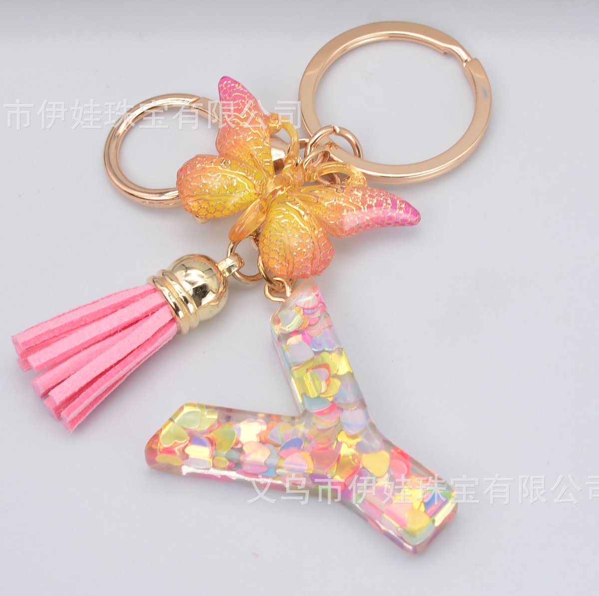 Sleutelhangers of voor je tas van A tot Z - met een pompon of kwastje - met letter - mooi design - handgemaakt - sleutelhangers - design - mode - goud - zwart - blauw - roze- rood
