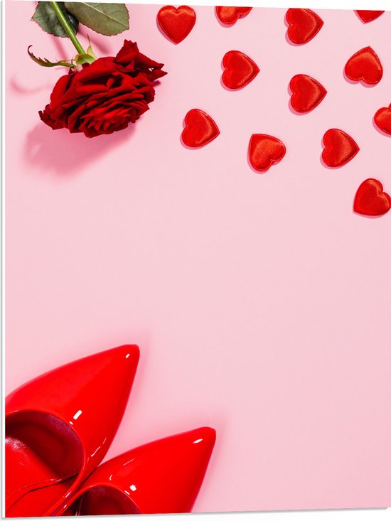 PVC Schuimplaat - Klassiek Rood Paar Hakken met Hartjes en Rode Roos op Lichtroze Achtergrond - 60x80 cm Foto op PVC Schuimplaat (Met Ophangsysteem)
