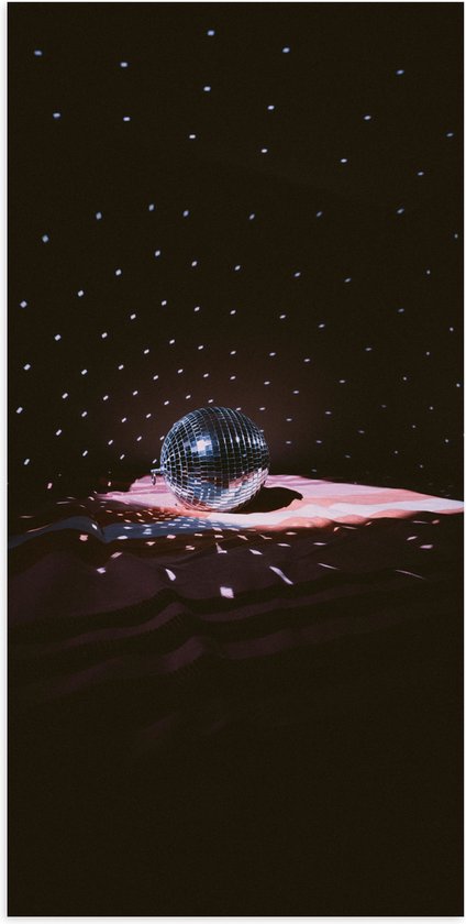 Poster Glanzend – Licht Vallend op Discobal in Donkere Ruimte - 50x100 cm Foto op Posterpapier met Glanzende Afwerking