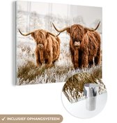 MuchoWow® Glasschilderij 160x120 cm - Schilderij acrylglas - Schotse hooglander - Koe - Natuur - Winter - Foto op glas - Schilderijen