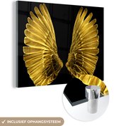 MuchoWow® Glasschilderij 160x120 cm - Schilderij acrylglas - Gouden vleugels op een zwarte achtergrond - Foto op glas - Schilderijen