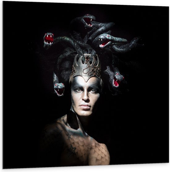 Dibond - Portret van Man met Smink en Hoed van Slangen - 100x100 cm Foto op Aluminium (Wanddecoratie van metaal)