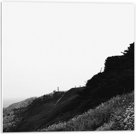 WallClassics - PVC Schuimplaat - Persoon op Heuvels in Landschap (Zwart- wit) - 50x50 cm Foto op PVC Schuimplaat (Met Ophangsysteem)