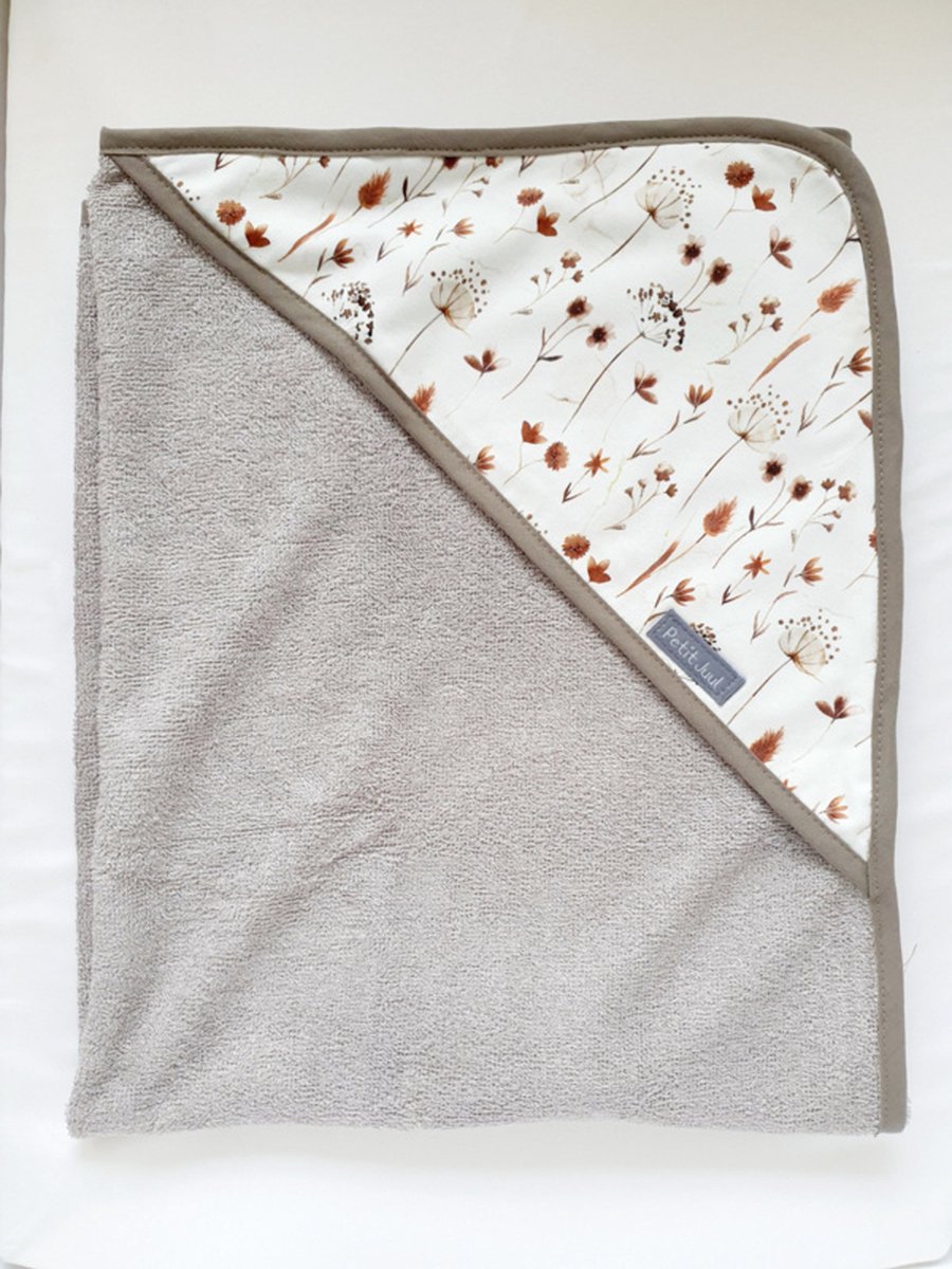 Haaksels&Kralen - Badcape baby - wikkeldoek - 75x75 cm - kleur taupe - kraamkado - zwangerschap - babyartikel