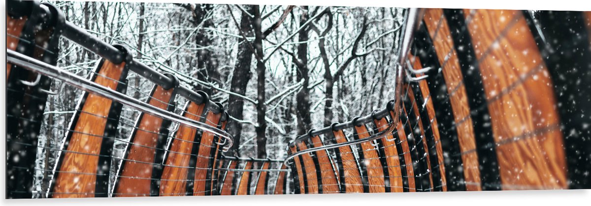 Dibond - Hekwerk in Ondergesneeuwd Bos - 150x50 cm Foto op Aluminium (Met Ophangsysteem)