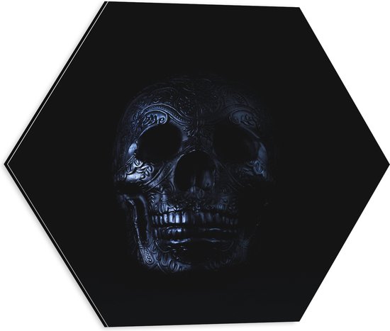 Dibond Hexagon - Ijzeren Schedel met Vormpjes erin Gemaakt op Zwarte Achtergrond - 40x34.8 cm Foto op Hexagon (Met Ophangsysteem)