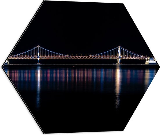 Dibond Hexagon - Gwanganbrug in de Nacht met lichtjes - 50x43.5 cm Foto op Hexagon (Met Ophangsysteem)