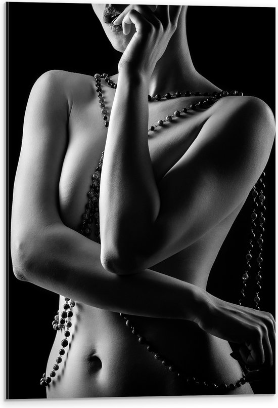 Dibond - Poserende Naakte Vrouw met Kralen Kettingen (Zwart- wit) - 40x60 cm Foto op Aluminium (Met Ophangsysteem)