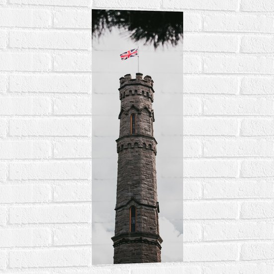 Muursticker - Battlefield Monument van Dichtbij met Vlag van Engeland en Grijze wolken - 30x90 cm Foto op Muursticker