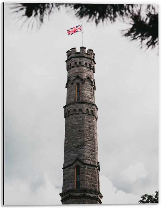 Dibond - Battlefield Monument van Dichtbij met Vlag van Engeland en Grijze wolken - 30x40 cm Foto op Aluminium (Met Ophangsysteem)