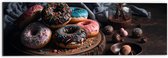 Dibond - Foto van een Plateau vol Verse Donuts - 60x20 cm Foto op Aluminium (Met Ophangsysteem)