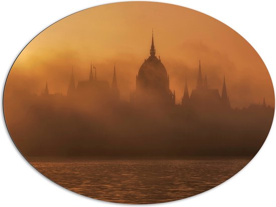 Dibond Ovaal - Foto van Hongaars Parlementsgebouw aan het Water met Mist Ervoor - 108x81 cm Foto op Ovaal (Met Ophangsysteem)