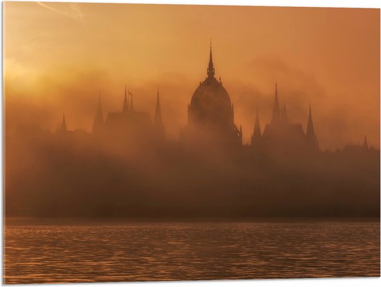 Acrylglas - Foto van Hongaars Parlementsgebouw aan het Water met Mist Ervoor - 80x60 cm Foto op Acrylglas (Wanddecoratie op Acrylaat)