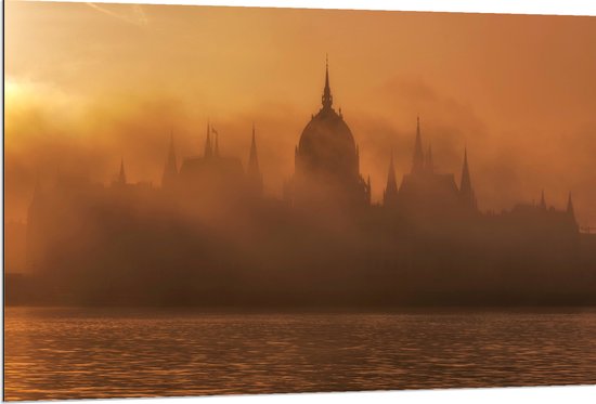 Dibond - Foto van Hongaars Parlementsgebouw aan het Water met Mist Ervoor - 120x80 cm Foto op Aluminium (Met Ophangsysteem)