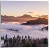 Dibond - Zon Boven Dicht Wolkenveld bij Berglandschap - 50x50 cm Foto op Aluminium (Met Ophangsysteem)