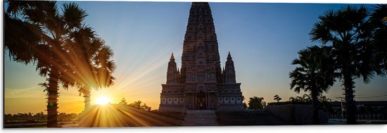 Dibond - Ondergaande Zon Verdwijnend achter Wat Panyanantarm Tempel in Thailand - 90x30 cm Foto op Aluminium (Wanddecoratie van metaal)