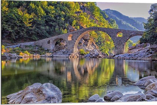 Dibond - Oude Stenen Brug boven Rivier in Groen Landschap - 90x60 cm Foto op Aluminium (Met Ophangsysteem)