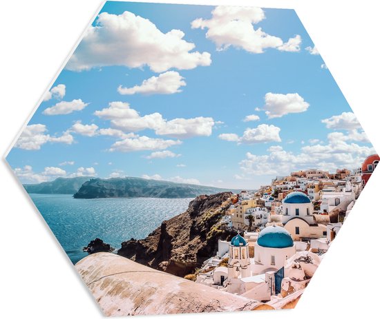 WallClassics - PVC Schuimplaat Hexagon - Klassiek Witte Huisjes in Santorini - 60x52.2 cm Foto op Hexagon (Met Ophangsysteem)