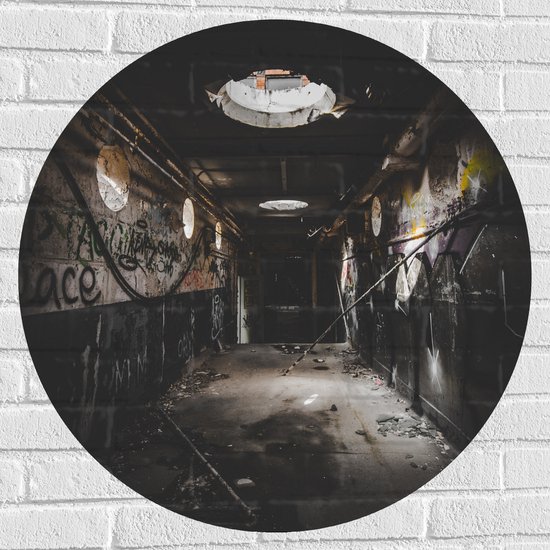 Muursticker Cirkel - Donker Verlaten Gang met Grafitti aan de Muur - 80x80 cm Foto op Muursticker