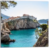 Dibond - Rots in de Zee van Dubrovnik, Kroatië - 50x50 cm Foto op Aluminium (Met Ophangsysteem)